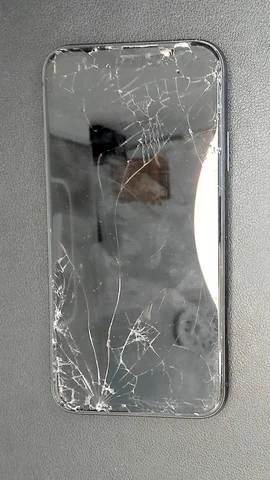 Apple iPhone 11 de C***a antes de la reparación de pantalla