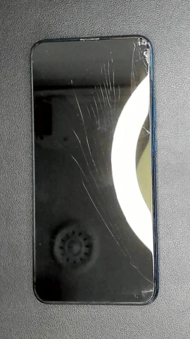 Huawei P Smart Z de M****l antes de la reparación de pantalla