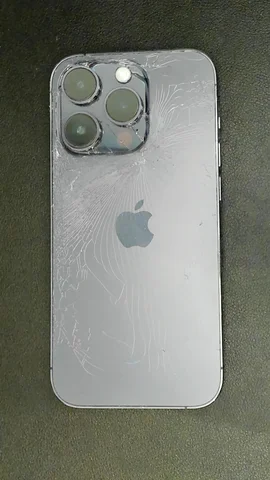 Apple iPhone 14 Pro de J**n antes de la reparación de tapa trasera