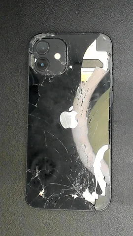 Apple iPhone 12 de A*****o antes de la reparación de tapa trasera