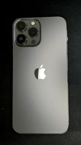 Foto tomada del Apple iPhone 13 Pro Max de D****l posterior a la reparación de lente de cámara trasera el 26 de Junio de 2024