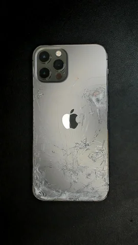 Apple iPhone 12 Pro de P*o antes de la reparación de tapa trasera