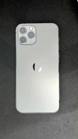 Foto tomada del Apple iPhone 12 Pro de P*o posterior a la reparación de tapa trasera el 4 de Julio de 2024