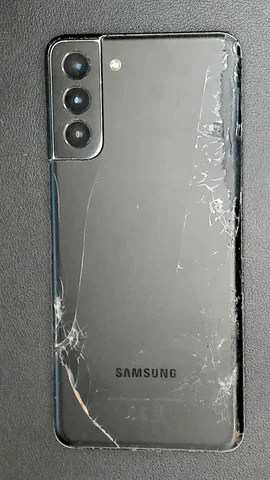 Samsung Galaxy S21+ 5G de Á****o antes de la reparación de batería y tapa trasera y auricular