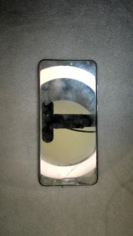 Huawei P20 de J**e antes de la reparación de pantalla