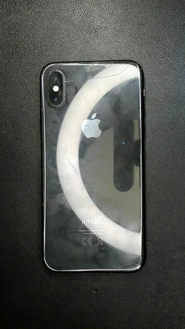 Apple iPhone XS de J**e antes de la reparación de tapa trasera