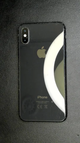 Foto tomada del Apple iPhone XS de J**e posterior a la reparación de tapa trasera el 27 de Agosto de 2024