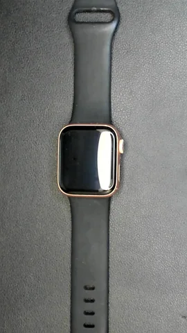 Foto tomada del Apple Watch SE 40mm de Y*****a posterior a la reparación de cristal digitalizador el 28 de Agosto de 2024