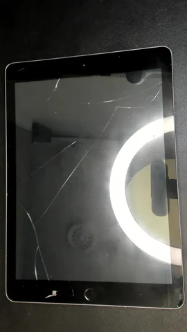 Apple iPad 6 9.7 (2018) de A*****o antes de la reparación de cristal digitalizador