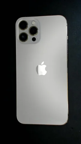 Apple iPhone 12 Pro Max de A*****o antes de la reparación de lente de cámara trasera