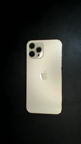 Foto tomada del Apple iPhone 12 Pro Max de A*****o posterior a la reparación de lente de cámara trasera el 17 de Septiembre de 2024