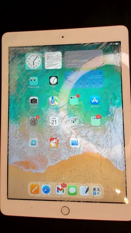 Apple iPad 6 9.7 (2018) de M****l antes de la reparación de cristal digitalizador