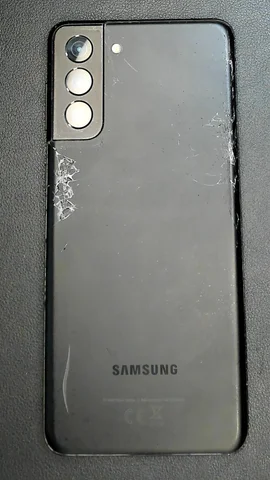 Samsung Galaxy S21+ 5G de J**é antes de la reparación de tapa trasera