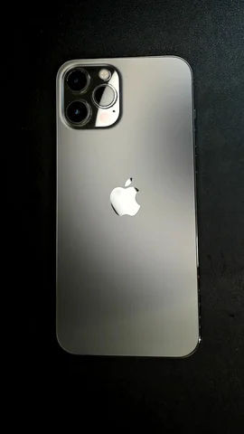 Foto tomada del Apple iPhone 12 Pro Max de L**s posterior a la reparación de batería y lente de cámara trasera el 28 de Octubre de 2024