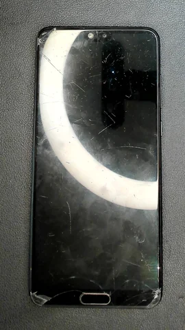 Huawei P20 Pro de D****l antes de la reparación de pantalla