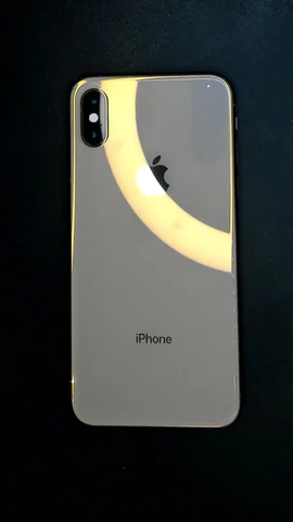 Foto tomada del Apple iPhone XS de T*****o posterior a la reparación de tapa trasera el 8 de Noviembre de 2024