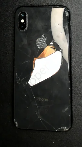 Apple iPhone XS de J**é antes de la reparación de tapa trasera