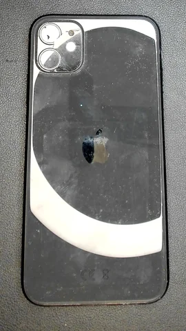 Apple iPhone 11 de A******o antes de la reparación de cámara trasera y lente de cámara trasera