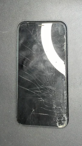 Apple iPhone XR de F******o antes de la reparación de pantalla y tapa trasera