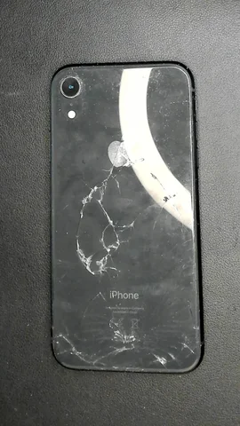 Apple iPhone XR de F******o antes de la reparación de pantalla y tapa trasera