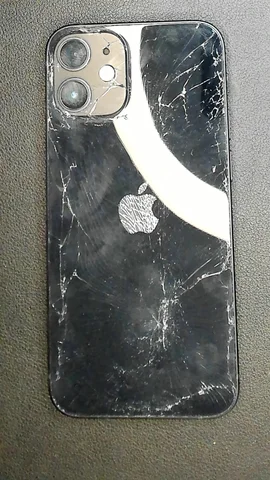 Apple iPhone 12 mini de J**N antes de la reparación de tapa trasera