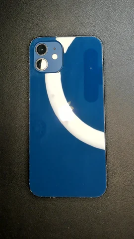 Foto tomada del Apple iPhone 12 de D****l posterior a la reparación de tapa trasera el 2 de Diciembre de 2024