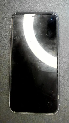 Apple iPhone 11 de R*****a antes de la reparación de batería y auricular