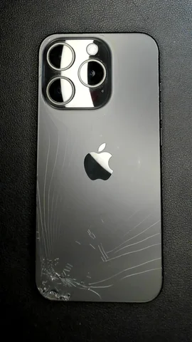 Apple iPhone 15 Pro de I*****o antes de la reparación de tapa trasera