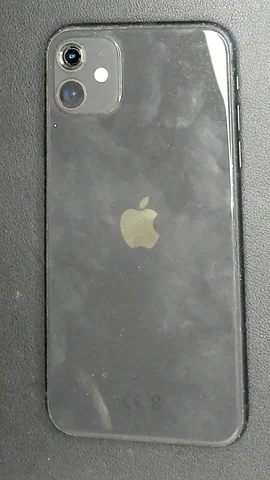 Apple iPhone 11 de I****l antes de la reparación de lente de cámara trasera