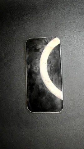 Apple iPhone 14 Pro de B*****t antes de la reparación de pantalla