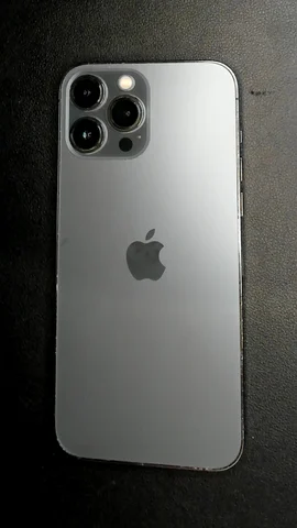 Foto tomada del Apple iPhone 13 Pro Max de C***o posterior a la reparación de batería y tapa trasera el 17 de Diciembre de 2024