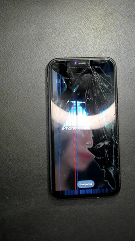 Apple iPhone 11 de A**h antes de la reparación de pantalla