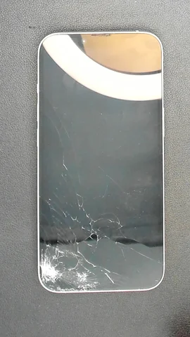 Apple iPhone 14 de P*****s antes de la reparación de pantalla