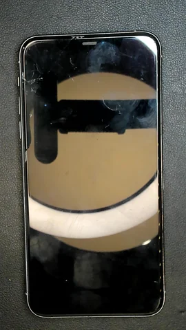 Apple iPhone 11 Pro Max de I*****o antes de la reparación de pantalla