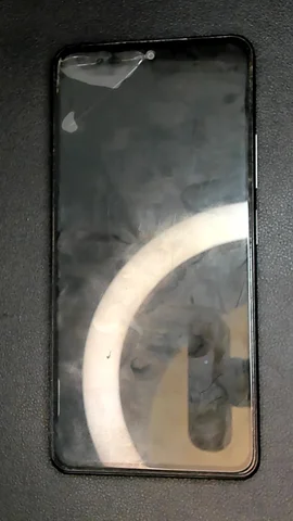 Xiaomi Poco F3 de I**n antes de la reparación de batería y tapa trasera