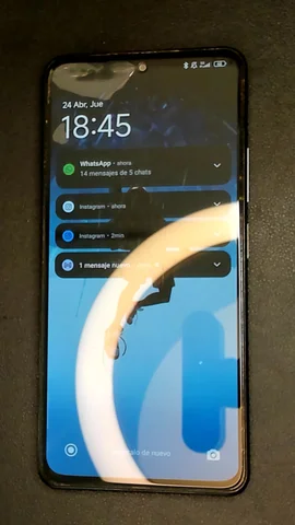 Foto tomada del Xiaomi Poco F3 de I**n posterior a la reparación de batería y tapa trasera el 22 de Abril de 2025