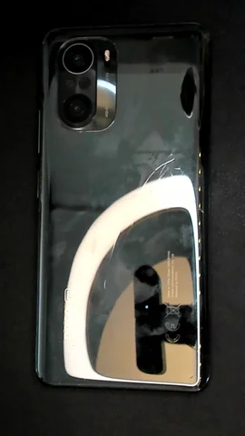 Xiaomi Poco F3 de I**n antes de la reparación de batería y tapa trasera