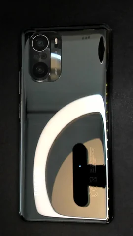 Foto tomada del Xiaomi Poco F3 de I**n posterior a la reparación de batería y tapa trasera el 22 de Abril de 2025