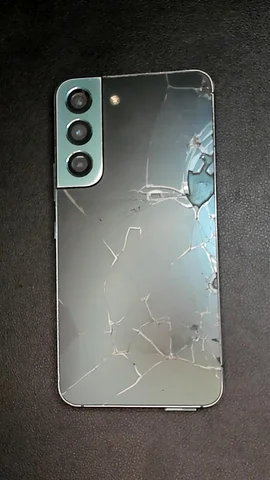 Samsung Galaxy S22 5G de J***s antes de la reparación de tapa trasera