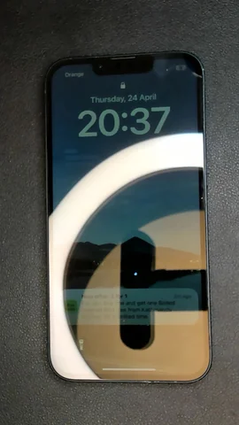 Foto tomada del Apple iPhone 13 de S***h posterior a la reparación de pantalla el 24 de Abril de 2025