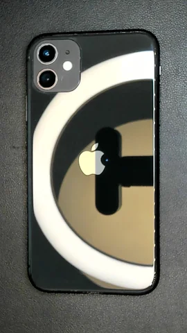 Foto tomada del Apple iPhone 11 de G****a posterior a la reparación de tapa trasera el 25 de Abril de 2025