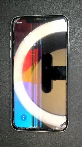 Apple iPhone XR de B***n antes de la reparación de pantalla