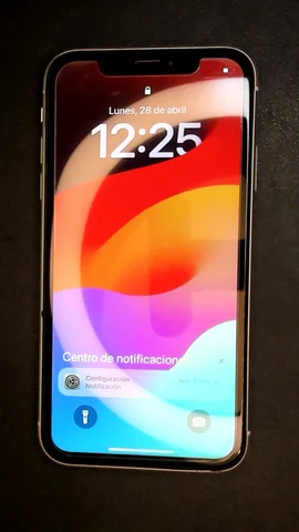 Foto tomada del Apple iPhone XR de B***n posterior a la reparación de pantalla el 28 de Abril de 2025