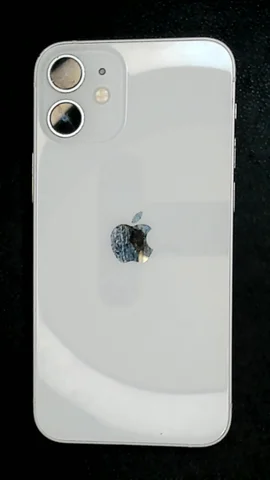 Apple iPhone 12 mini de C***a antes de la reparación de lente de cámara trasera y batería