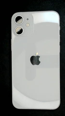 Foto tomada del Apple iPhone 12 mini de C***a posterior a la reparación de lente de cámara trasera y batería el 29 de Abril de 2025