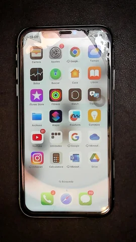 Apple iPhone 11 de C****n antes de la reparación de electrónica encendido