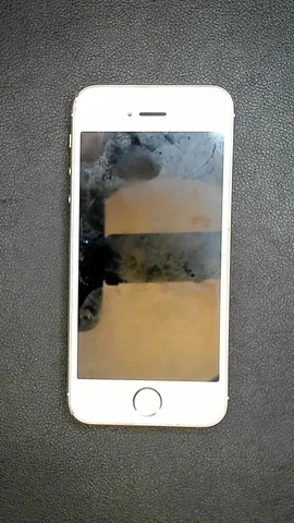 Apple iPhone SE de E*****o antes de la reparación de batería y pantalla