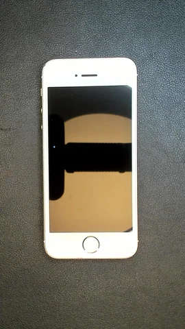 Foto tomada del Apple iPhone SE de E*****o posterior a la reparación de batería y pantalla el 2 de Mayo de 2025