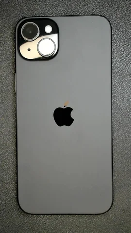 Foto tomada del Apple iPhone 15 Plus de L***a posterior a la reparación de lente de cámara trasera el 5 de Mayo de 2025