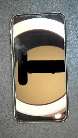 Apple iPhone XR de I********a antes de la reparación de pantalla